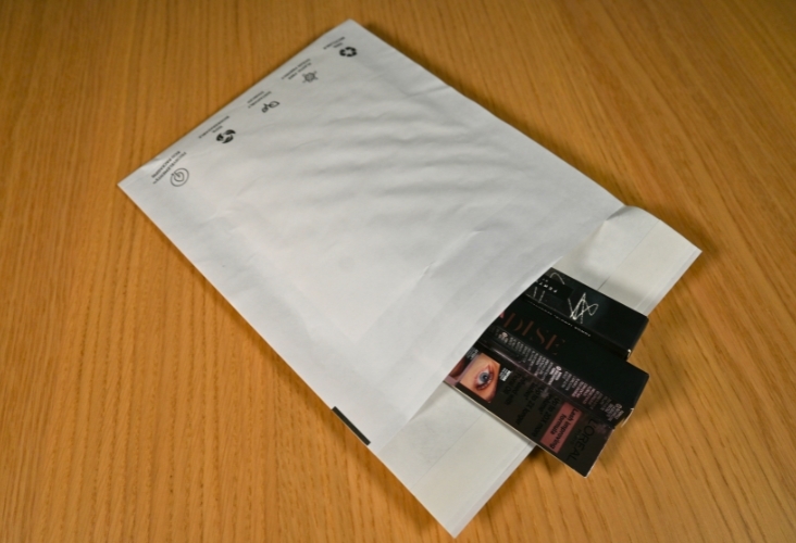 White Padded Envelopes - 150 x 215mm Image 2
