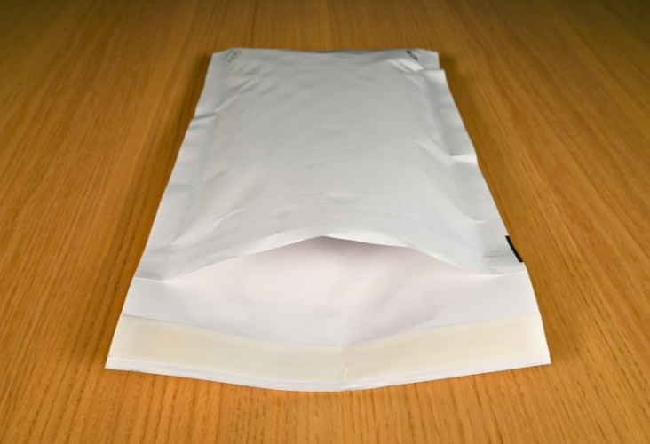 White Padded Envelopes - 180 x 265mm Image 3