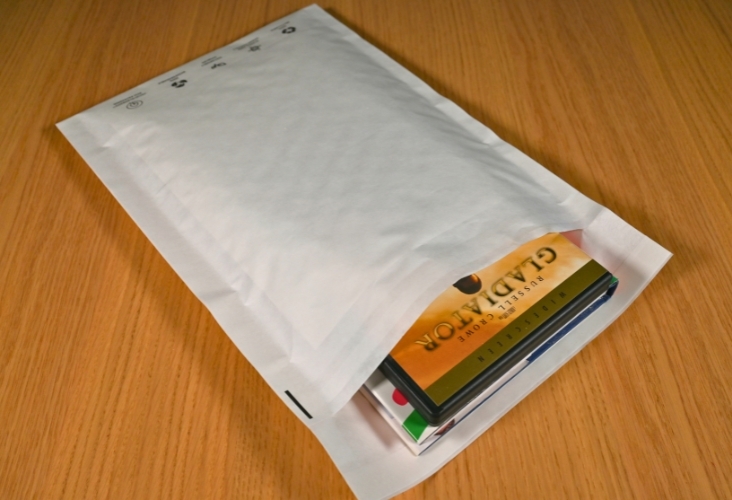 White Padded Envelopes - 220 x 340mm Image 2