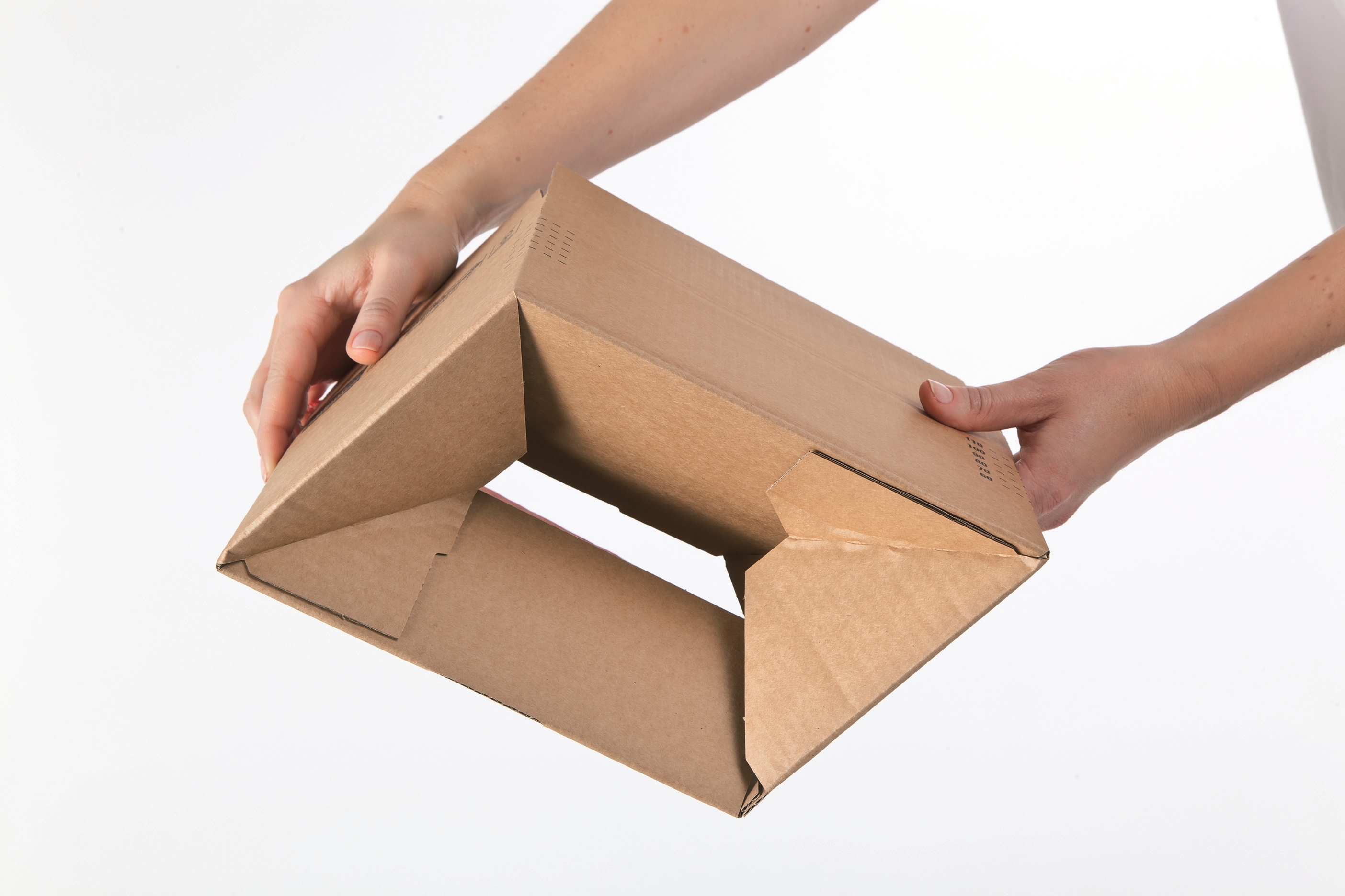 Собрать коробку самому. Упаковка нижние крепление картон. Туристический короб туалет из картона. Как собрать коробку из картона для переезда. Картонный евробокс.